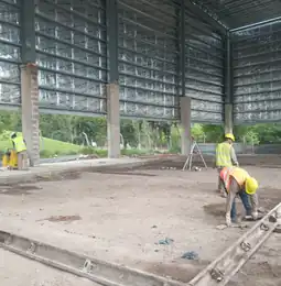 Montaje de estructura metálica en nave industrial