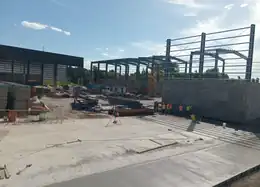 Avance de obra con estructura metálica en montaje