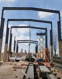 Montaje de pórticos con equipo elevador